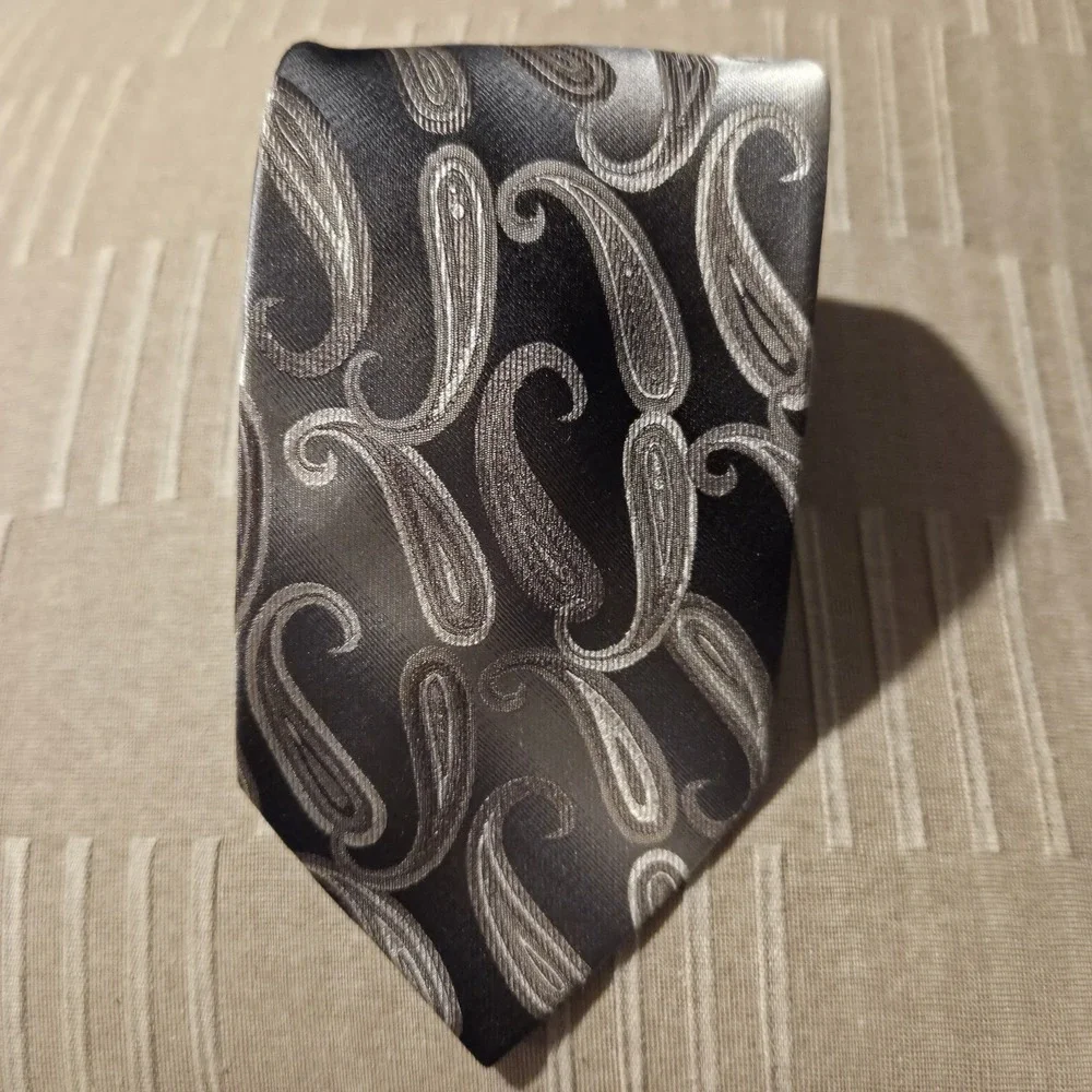 Pronto Uomo 100% Silk Designer Necktie Gray/Silver Paisley‎ EUC